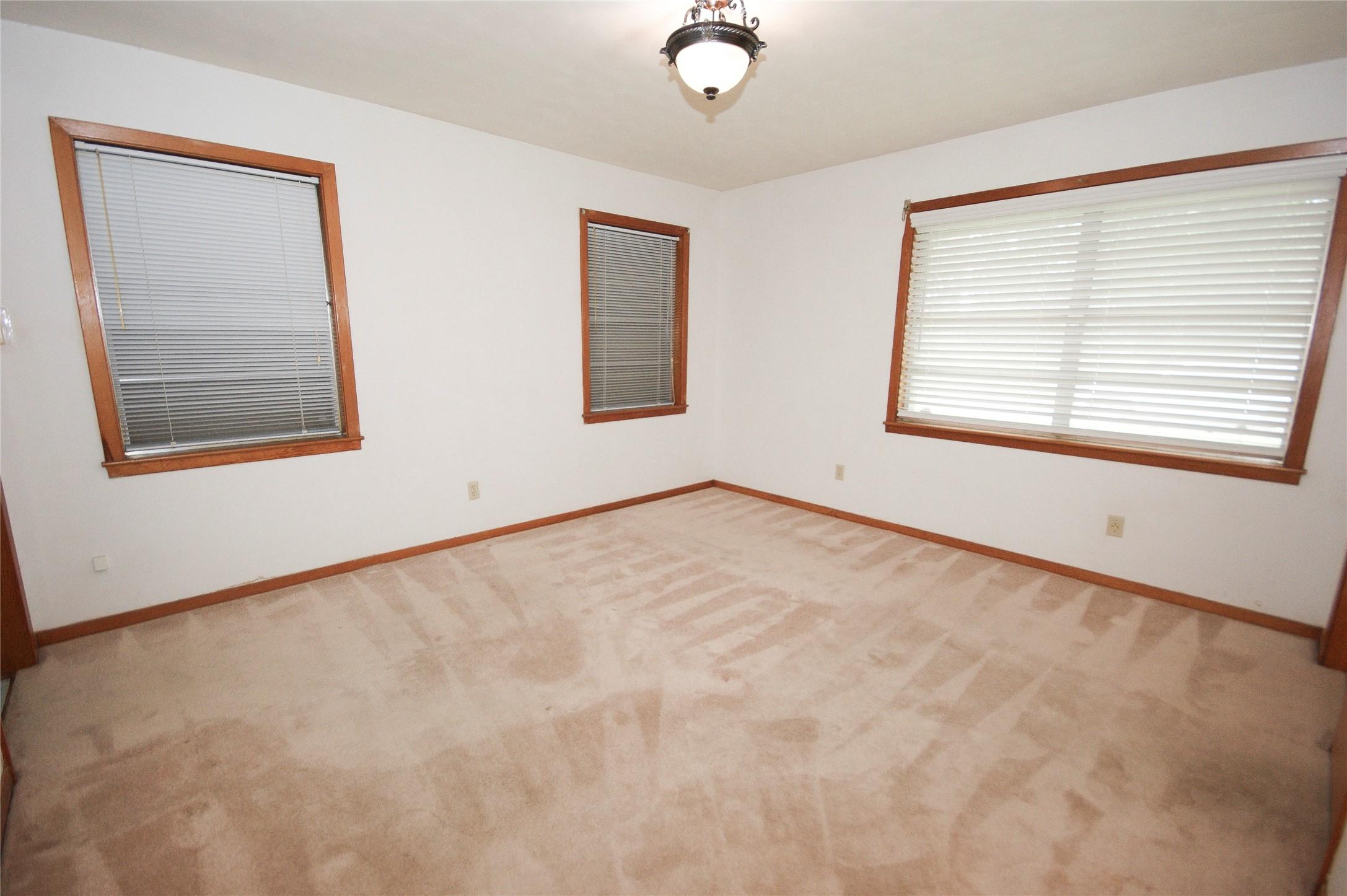 Image 4: HUGE PRIMARY BEDROOM