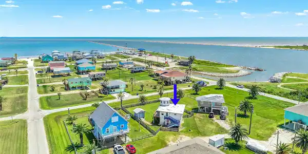 Image 2: Ideally located just minutes from three beach acce