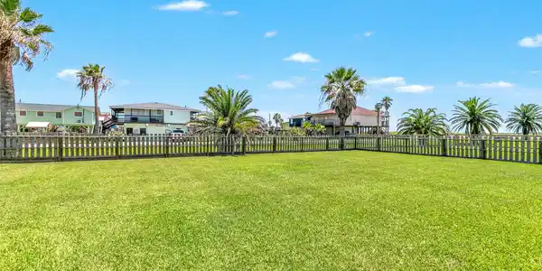 Image 4: Spacious, fenced yard spanning two lots with beaut