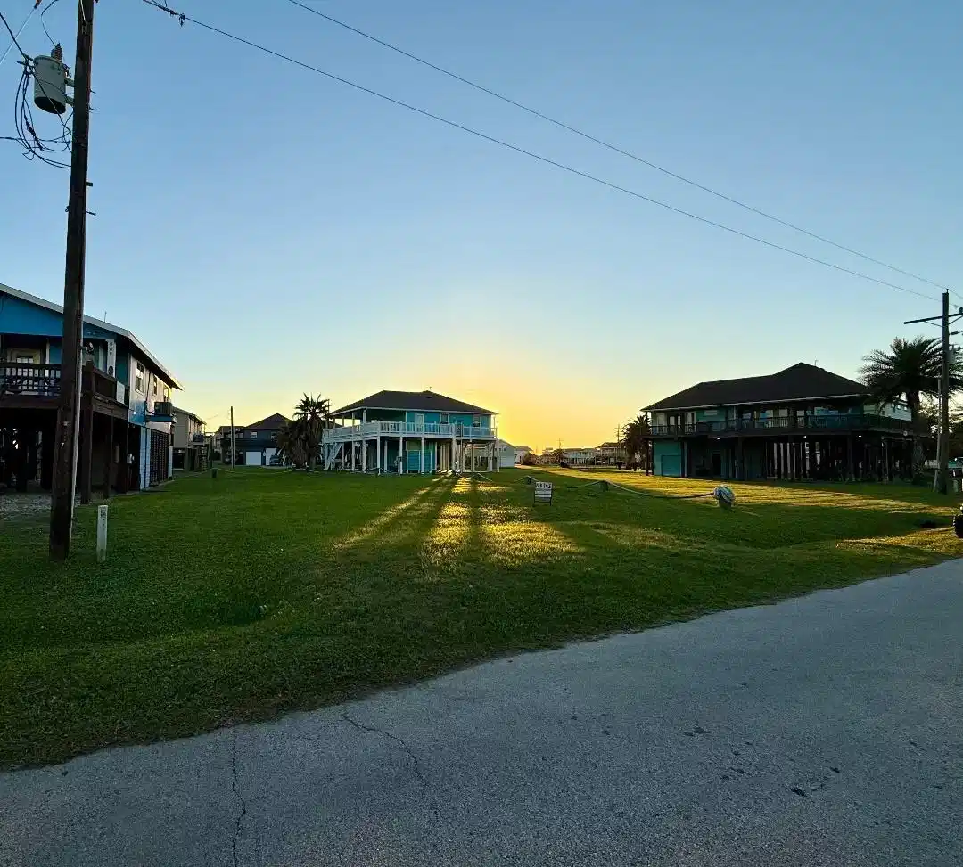 Image 1: Welcome to 911 Palmview. Just a short walk from th