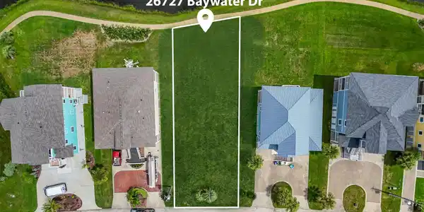 Image 3: Nestled among established
homes, this site is per