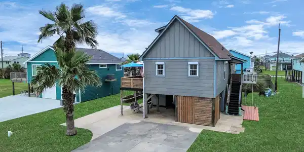 Image 3: Curb appeal meets coastal living with plenty of pa