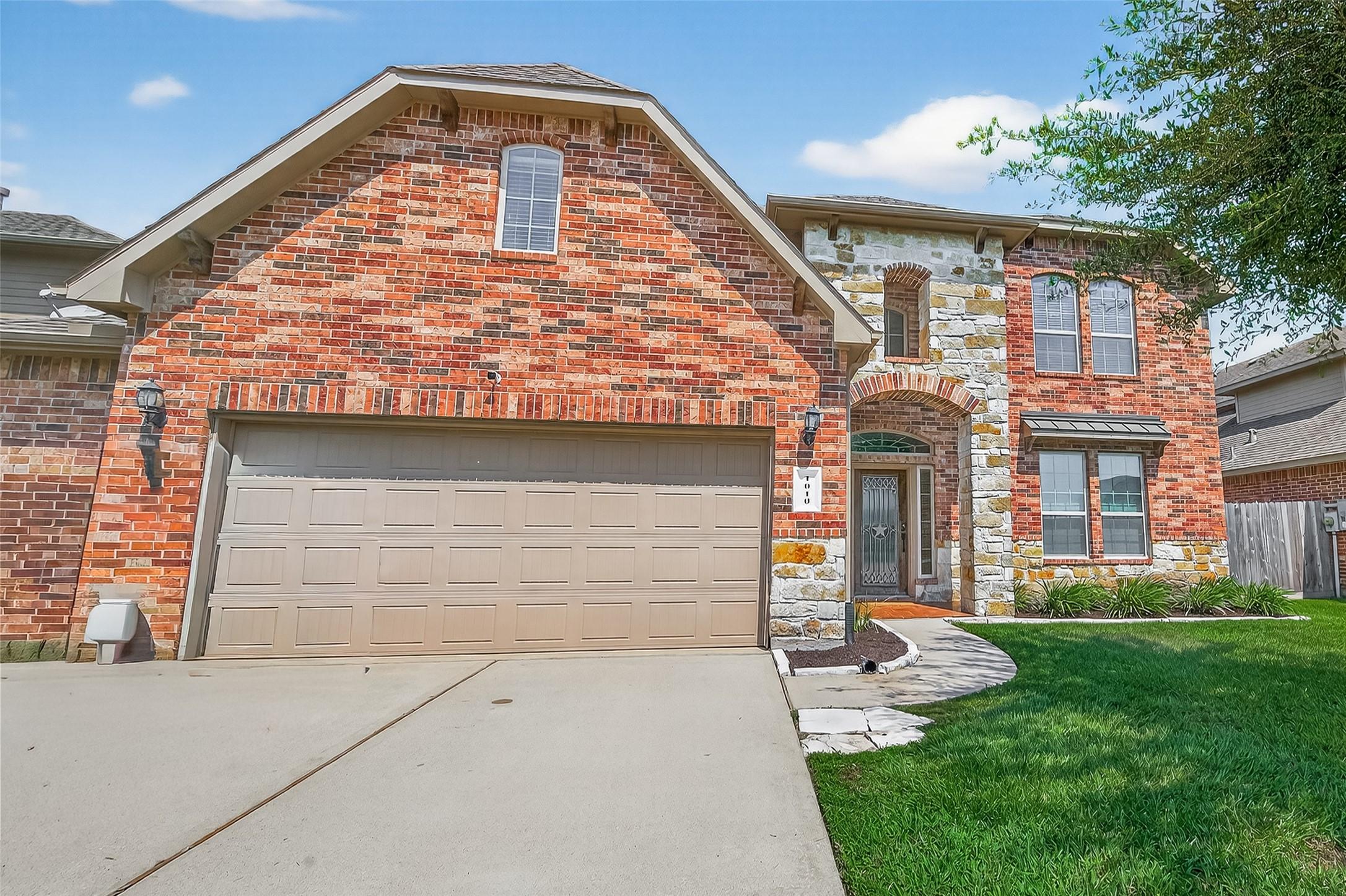 Image 2: Spacious driveway for convenient parking.