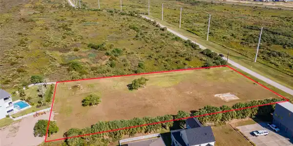 Image 3: View of the lot facing the beach, south east view