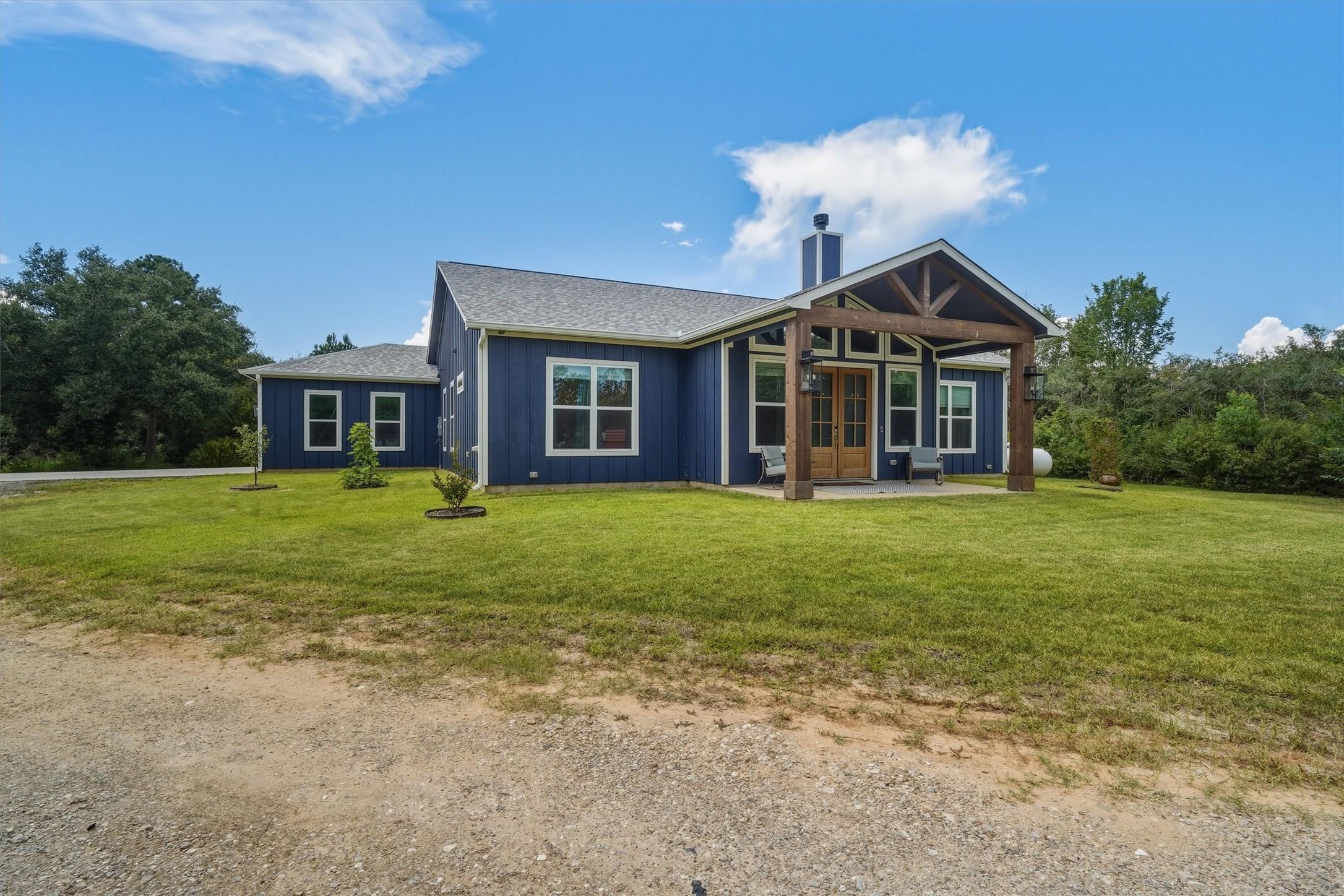 Image 4: Sodded front and back yard, with mature trees, on