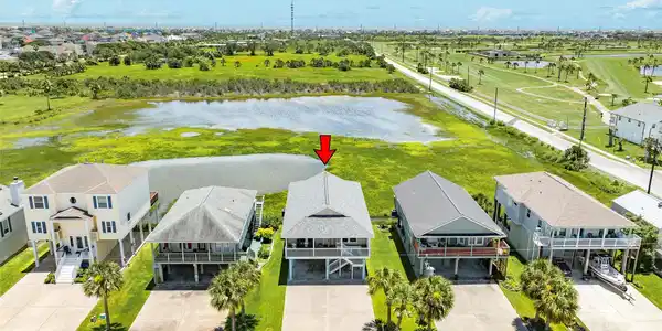 Image 2: Overlooking the preserve and the Galveston Country