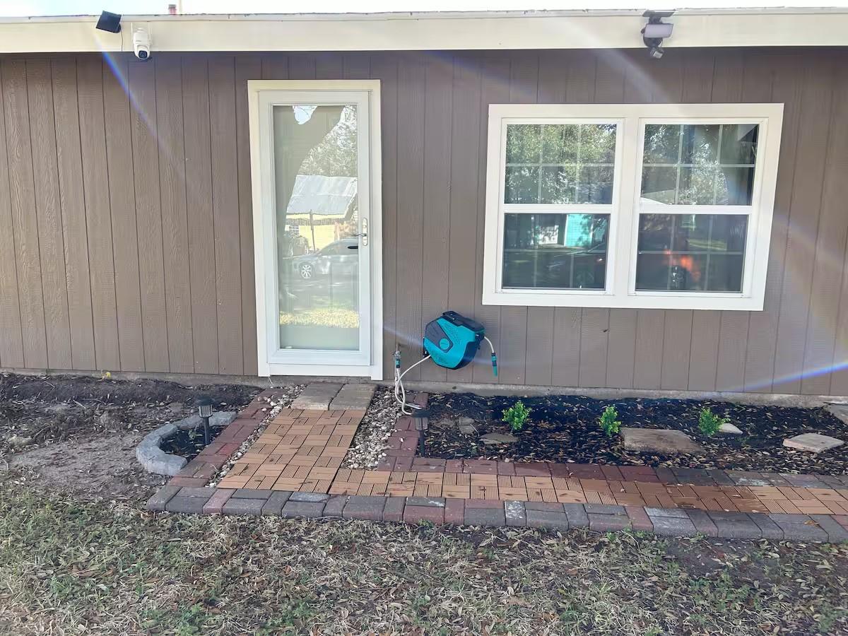 Image 1: Spacious yard with plenty of room for pets or recr
