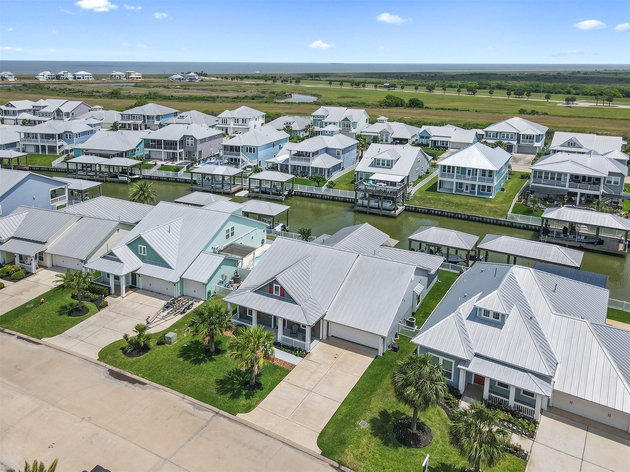 Image 2: Hard to find 1.5 story home in Grand Cay Harbour.