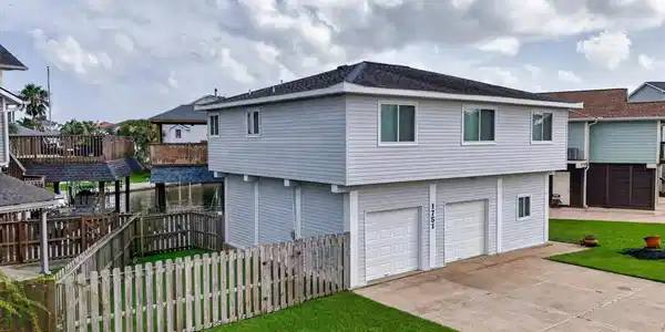 Image 3: Fenced in Side Yard perfect for pets