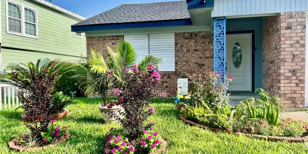 Image 4: House has nice curb appeal