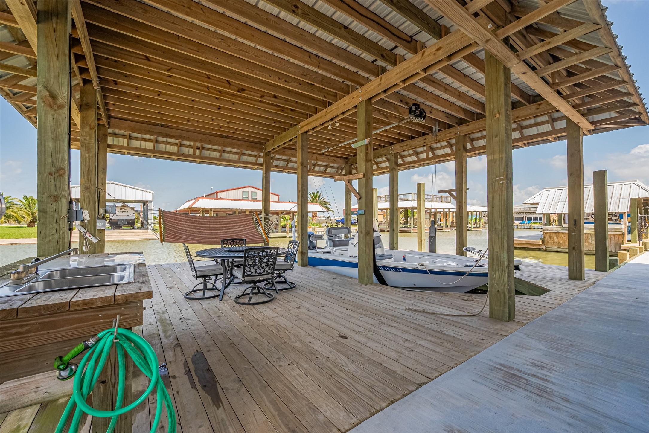 Image 3: Ground level boat deck with boat lift. Ideal for r
