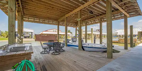 Image 3: Ground level boat deck with boat lift. Ideal for r
