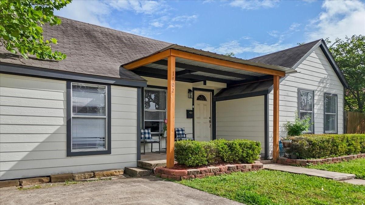 Image 2: The exterior shines with hardie plank siding and t