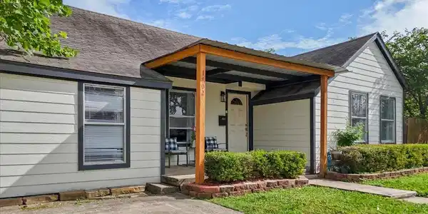 Image 2: The exterior shines with hardie plank siding and t