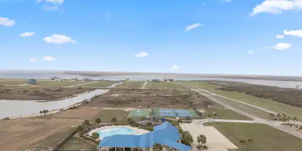 Image 3: Beachside includes amenities galore!