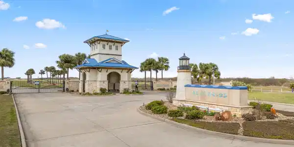 Image 4: Beachside Entrance.