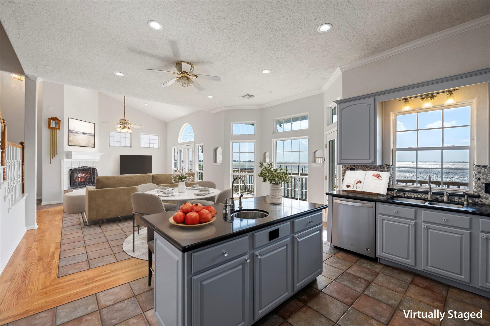 Image 4: Open kitchen