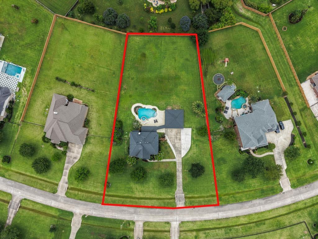 Image 2: Estate sized living means room to play,entertain,g
