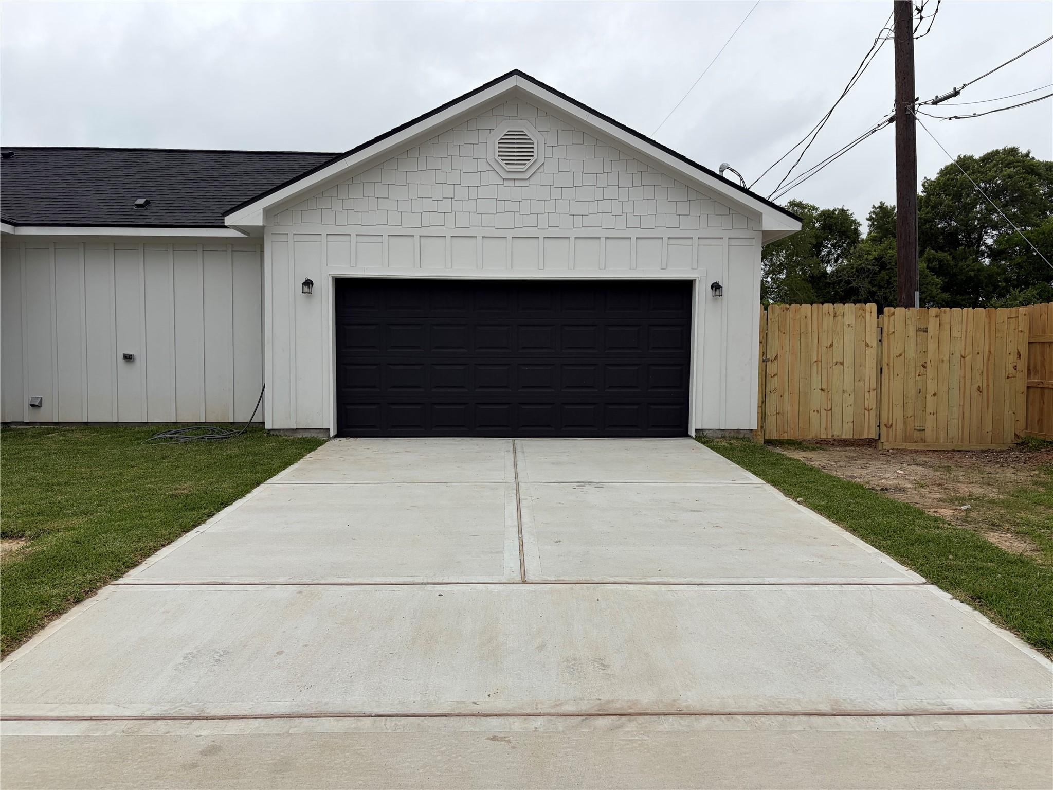 Image 3: Garage
