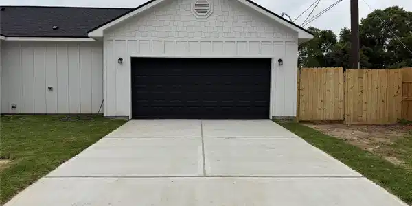 Image 3: Garage