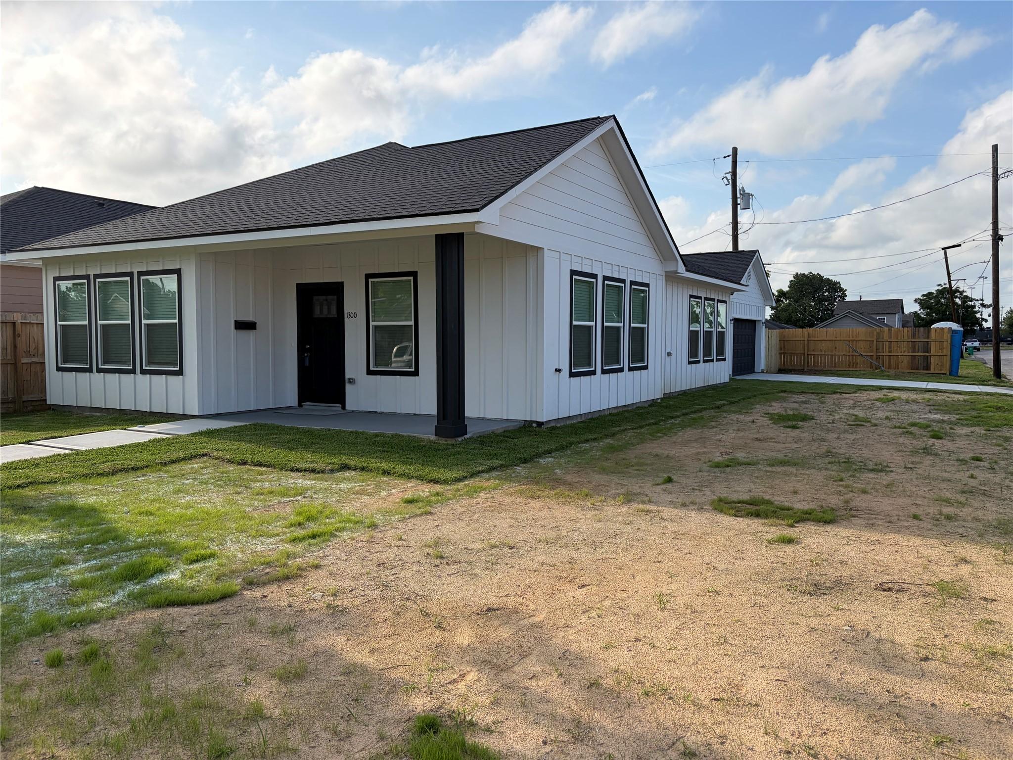 Image 4: Corner Lot View