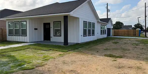 Image 4: Corner Lot View