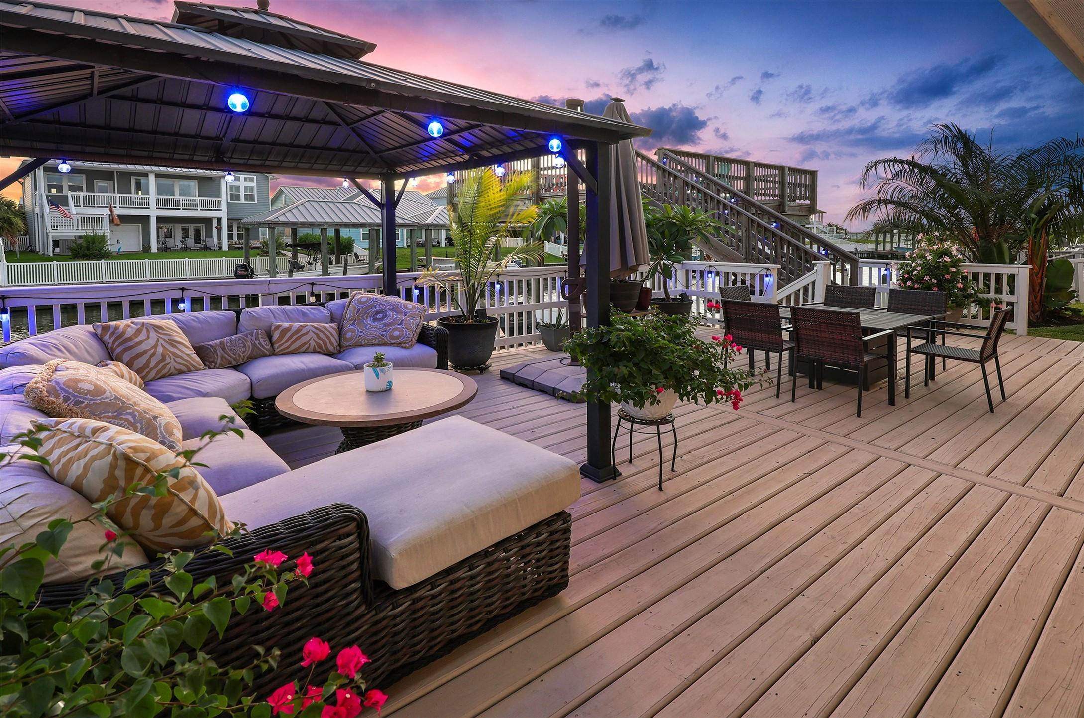 Image 3: Back deck is ready for entertaining.