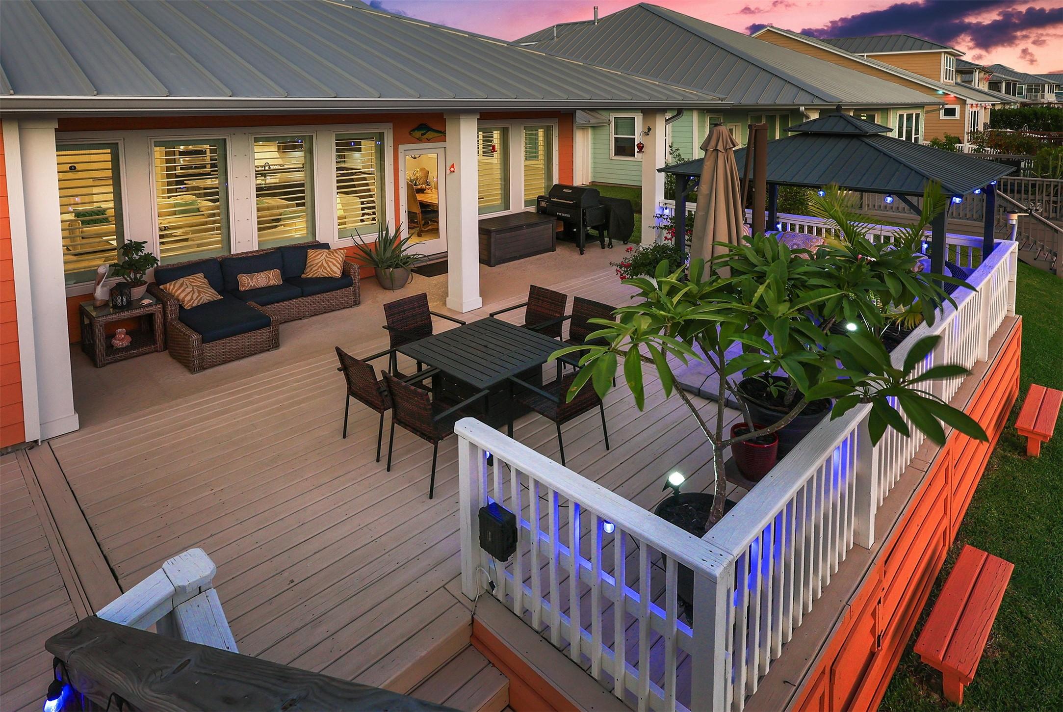 Image 4: Plenty of space on the back deck.