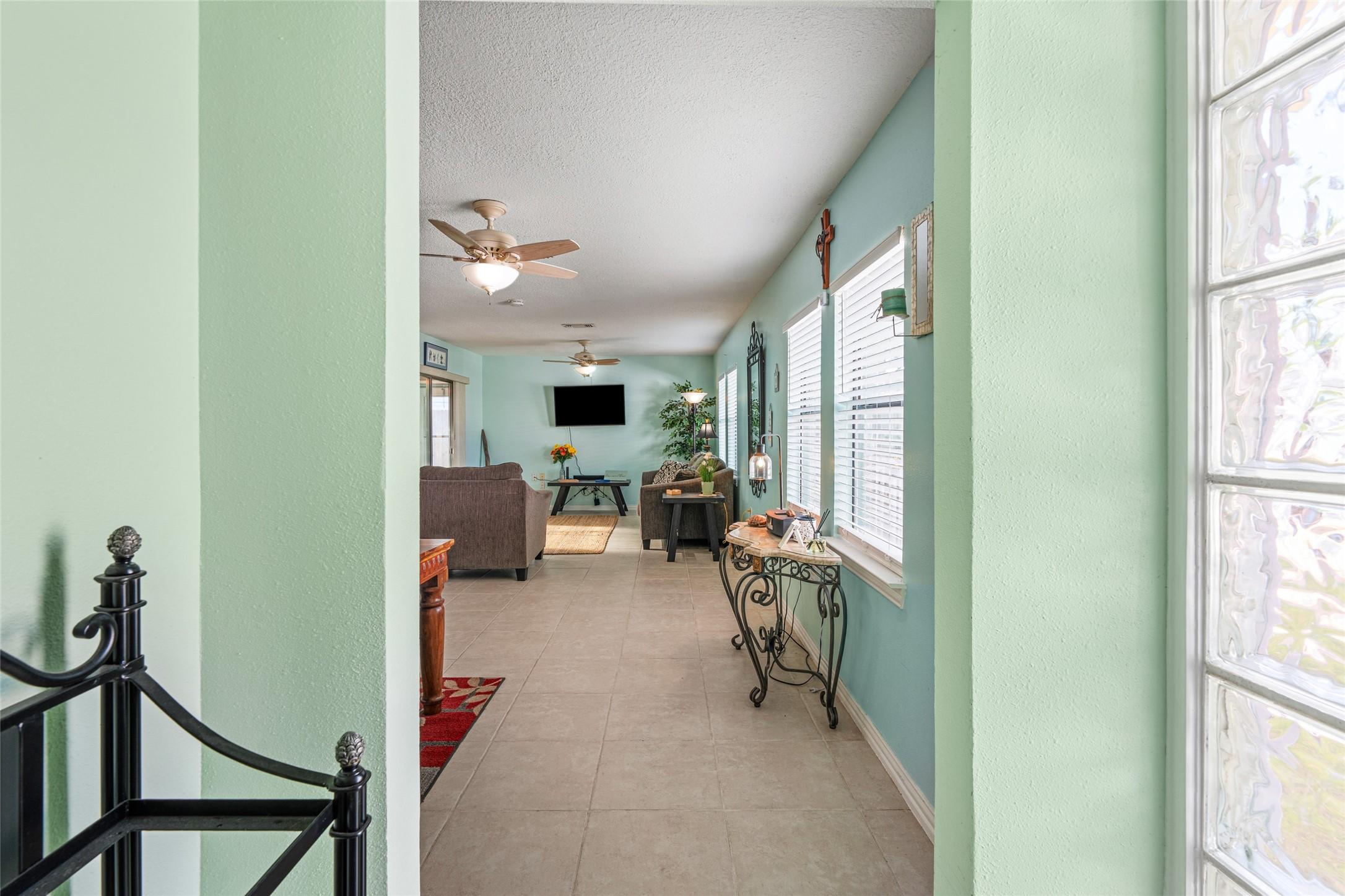 Image 4: Foyer
