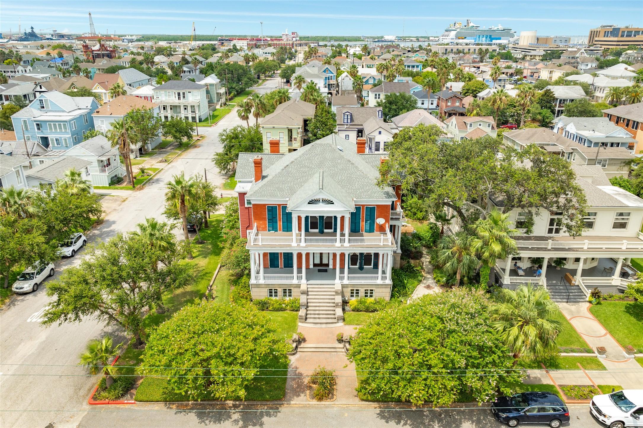 Image 2: Centrally located in the heart of Galveston's East