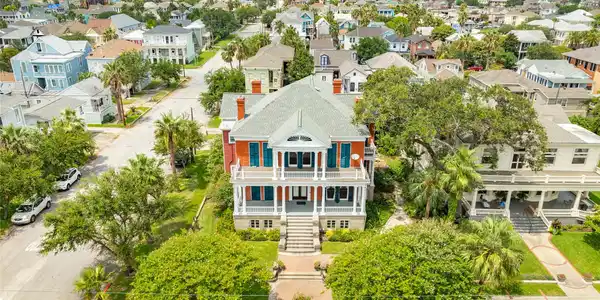 Image 2: Centrally located in the heart of Galveston's East