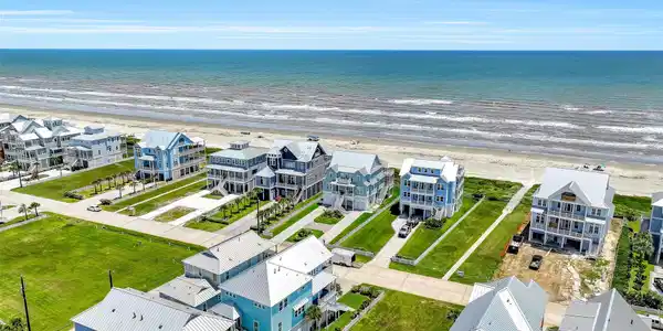 Image 4: Conveniently located next to a neighborhood beach