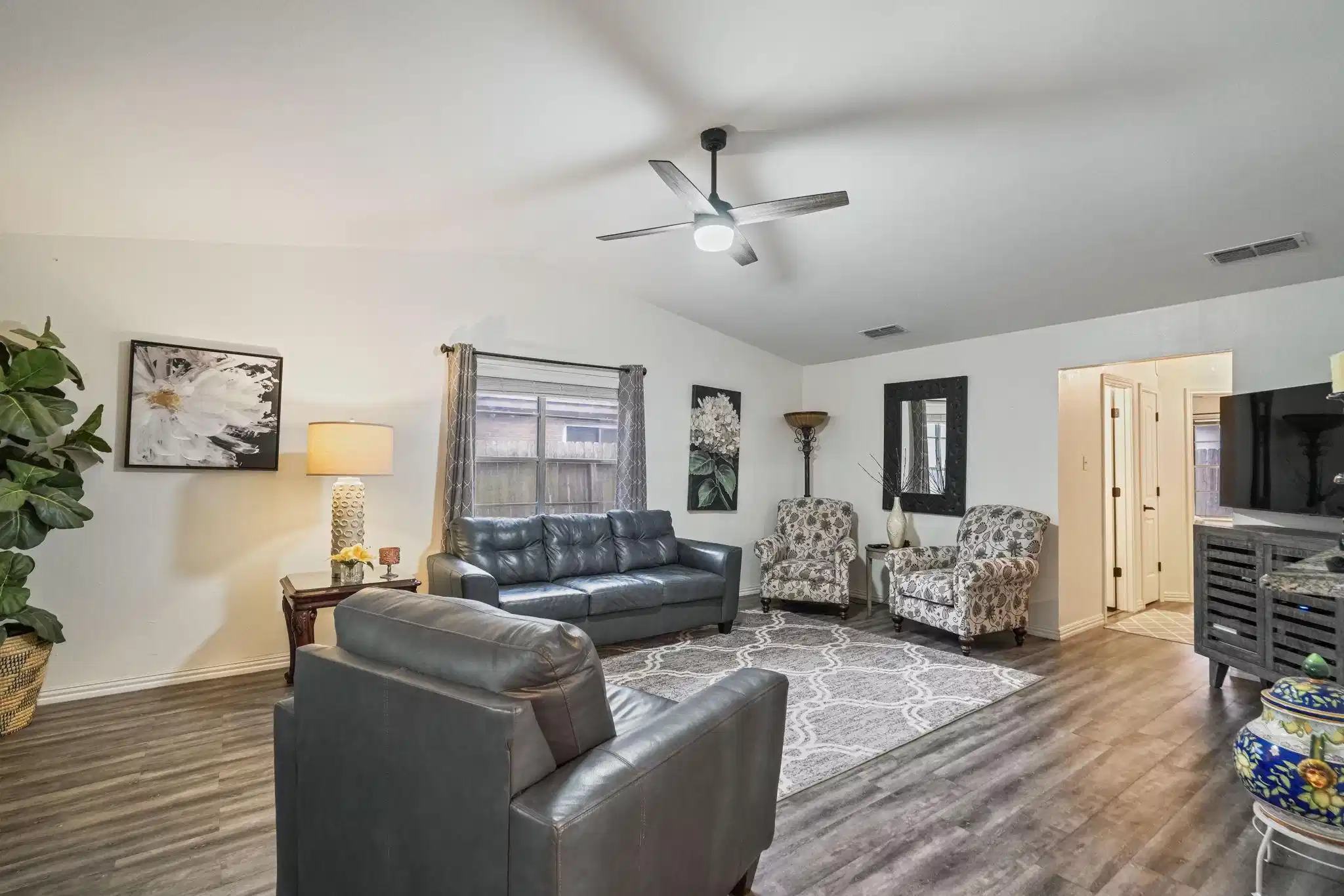 Image 1: Living area