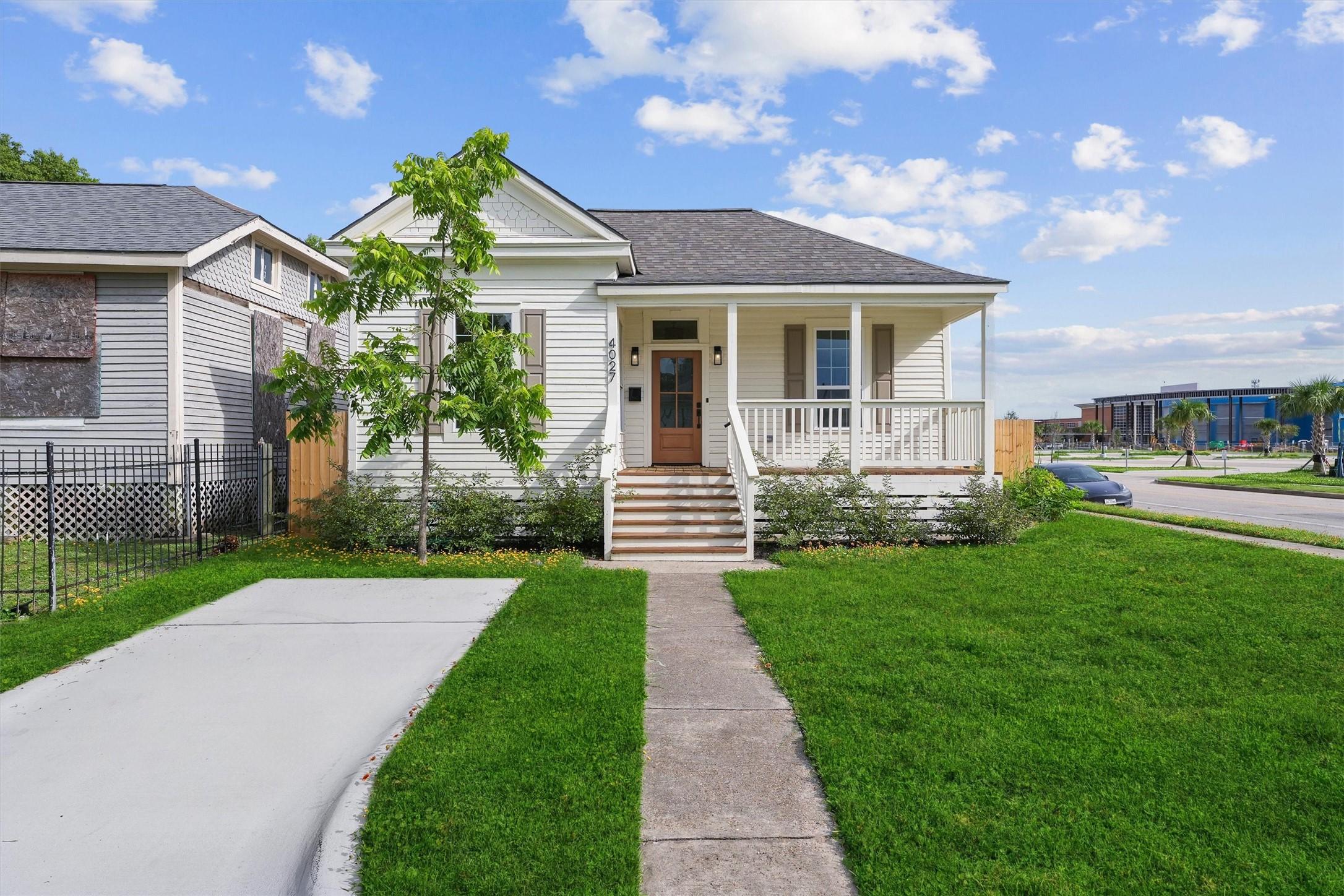 Image 1: Adorable single family home!