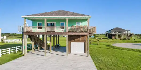Image 2: Beautiful location with a Lift and Golf Cart! Beac