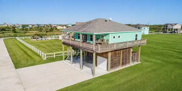Image 4: Large Corner Lot close to the Beach