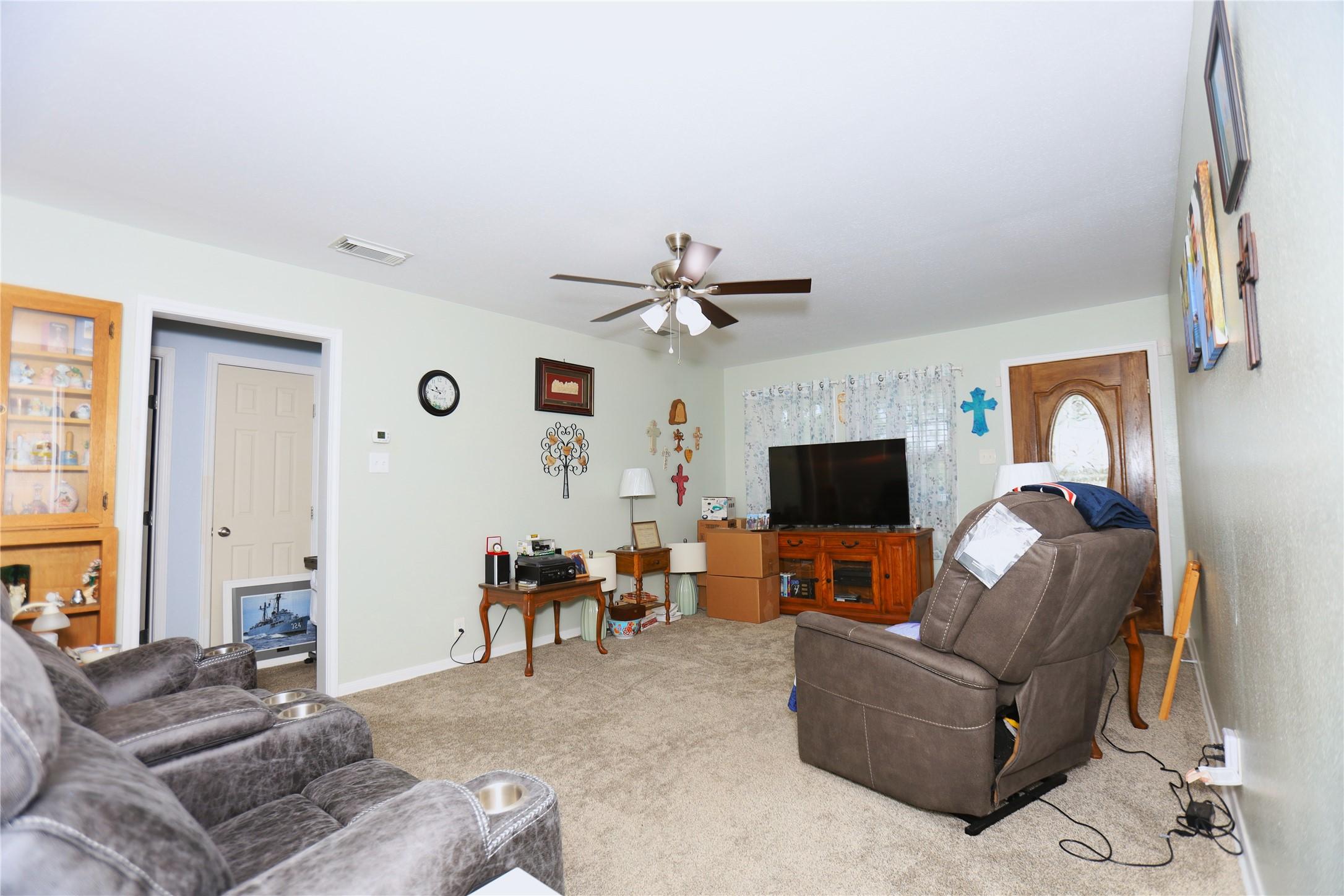 Image 2: Living Room &ndash; Spacious living area with plush carp