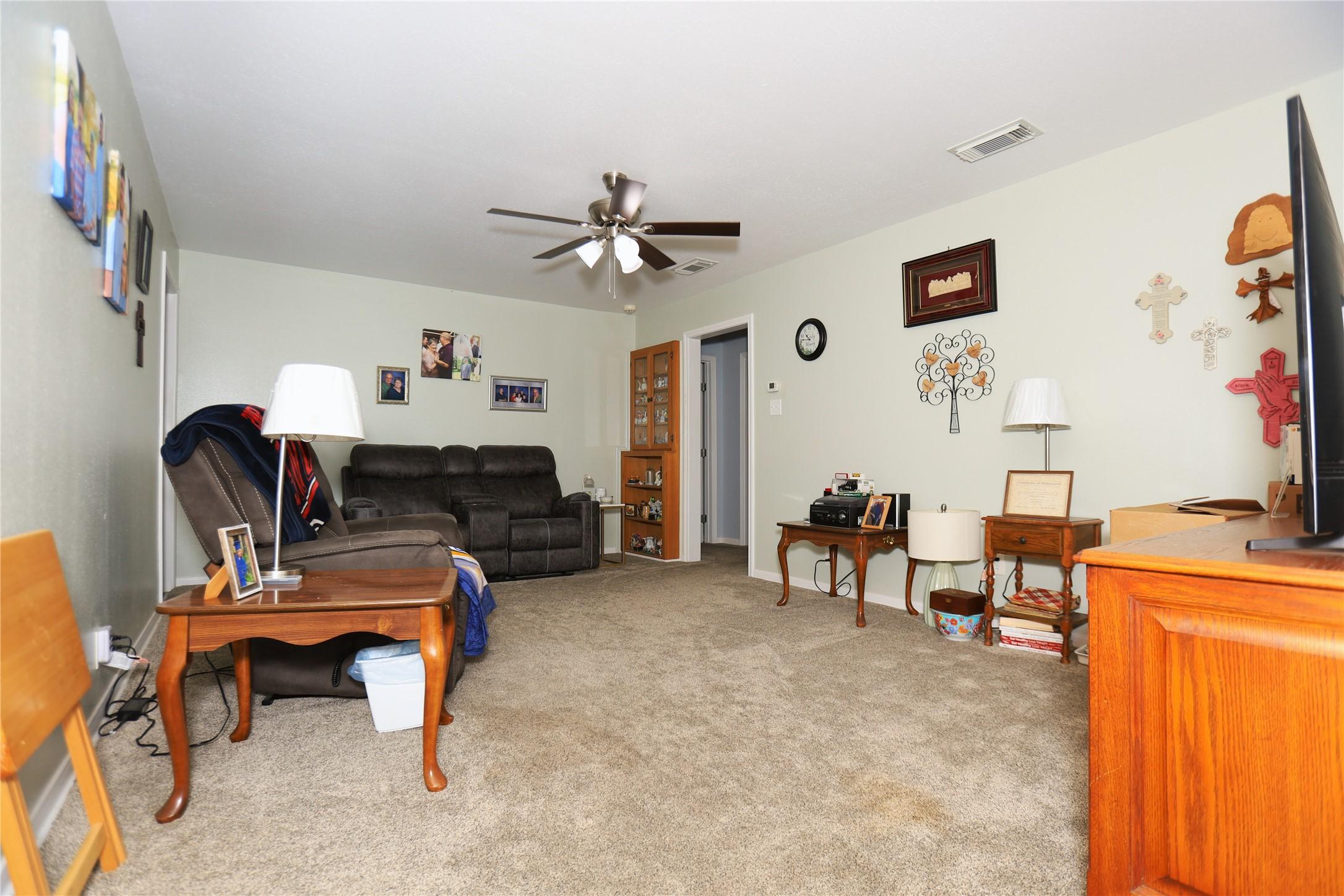 Image 3: Living Room (alternate view) &ndash; Bright and inviting