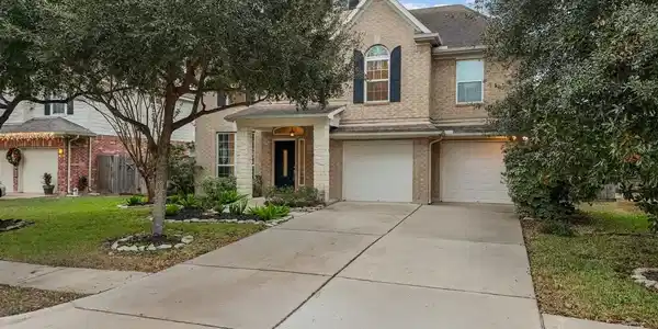 Image 3: Large double wide driveway for extra parking. 2 ca