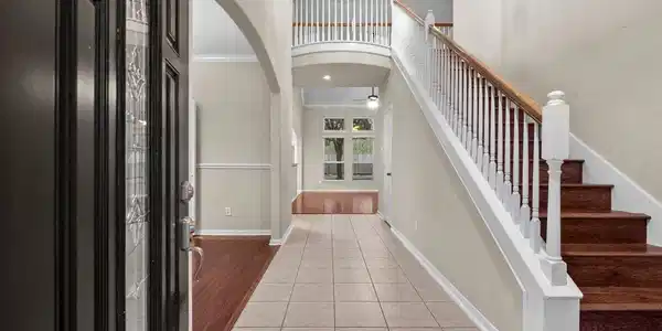 Image 4: Inviting, Large Open Entry!!