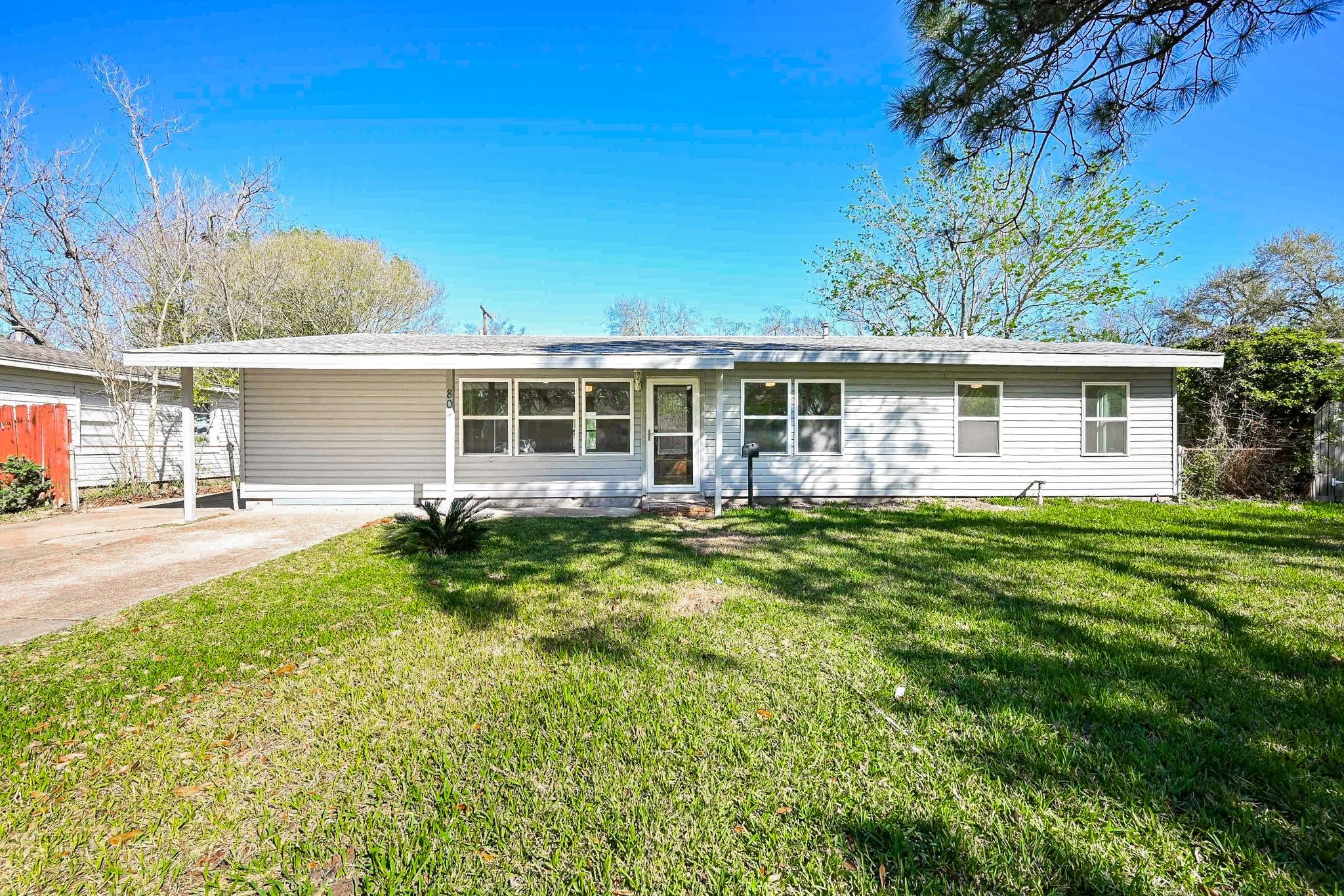 Image 2: The ranch style home is located close to 25th Aven