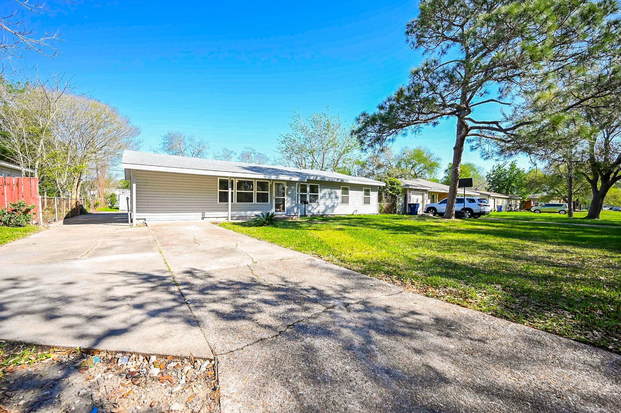 Image 3: The driveway is extra wide and gives easy access t