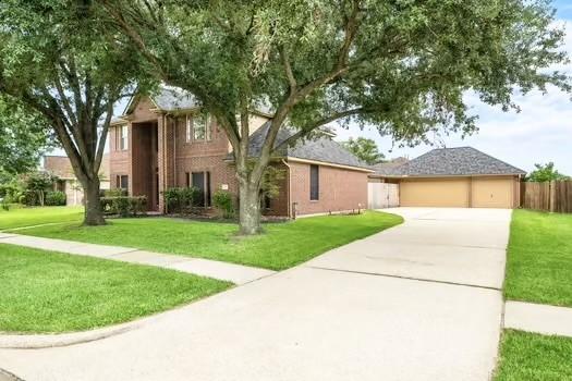 Image 2: Extra long driveway leading to 3 car garage