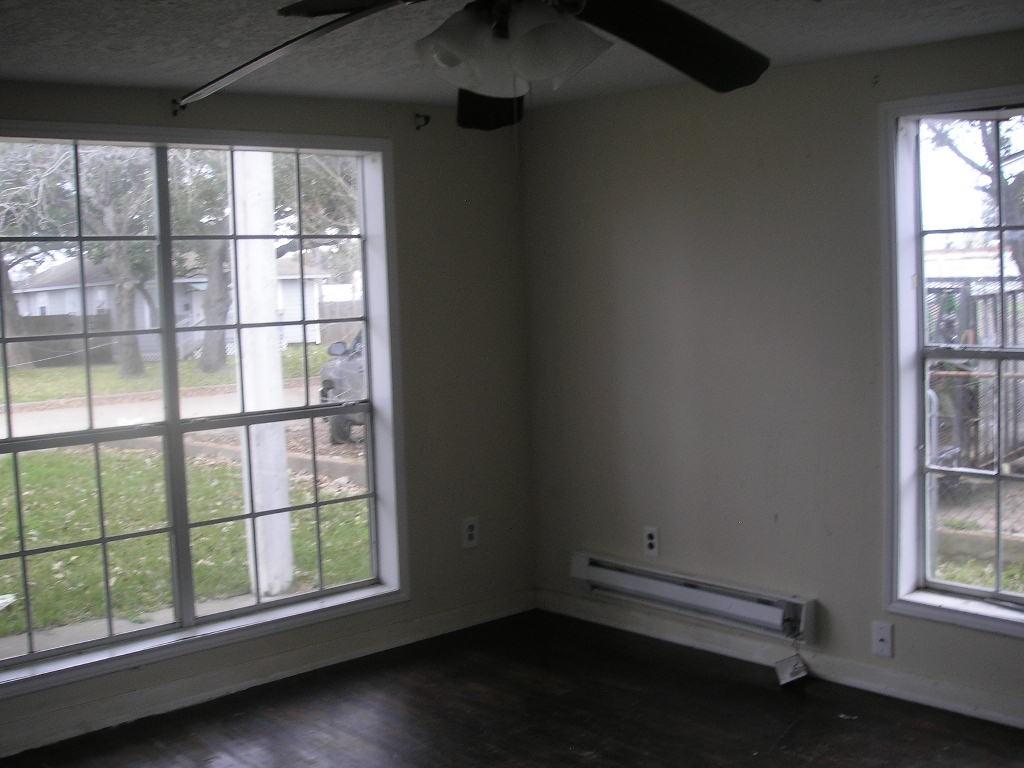 Image 4: Living Room