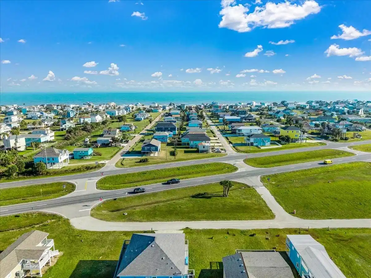 Image 1: Walking distance to the beach.