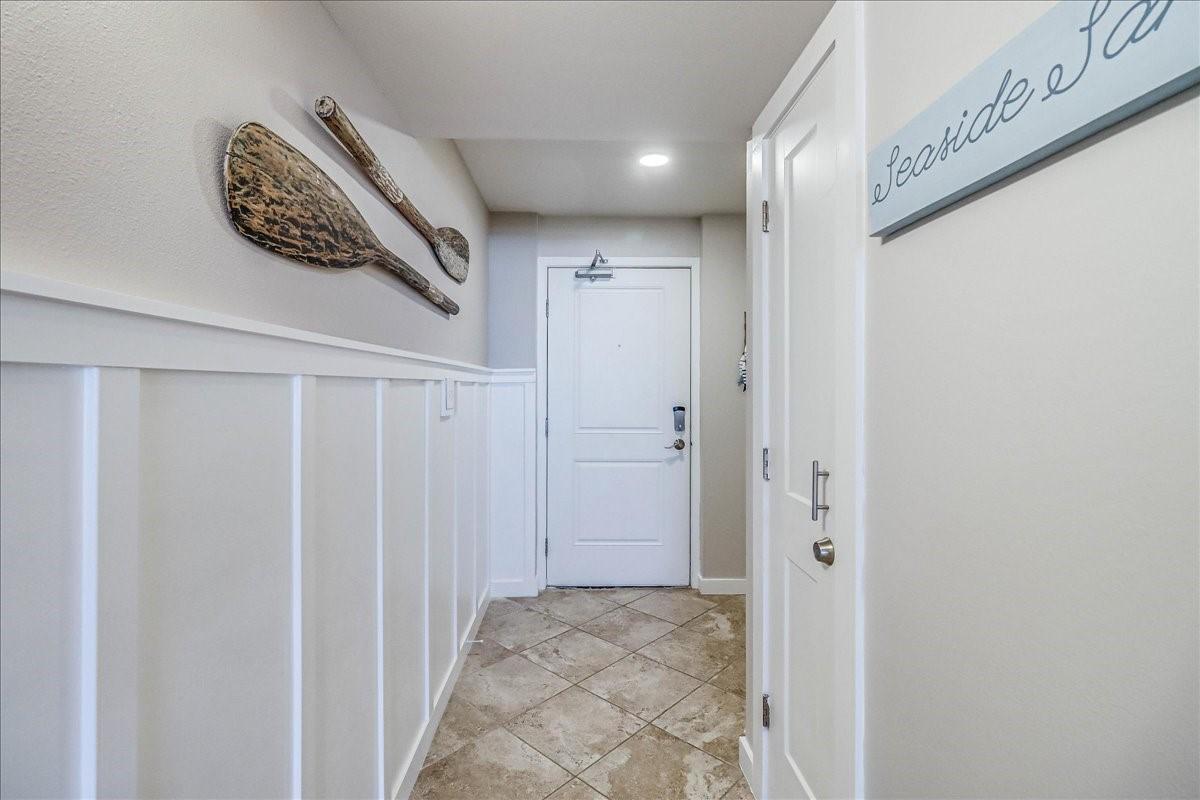 Image 3: Entry hall with batten board adds charm upon entry