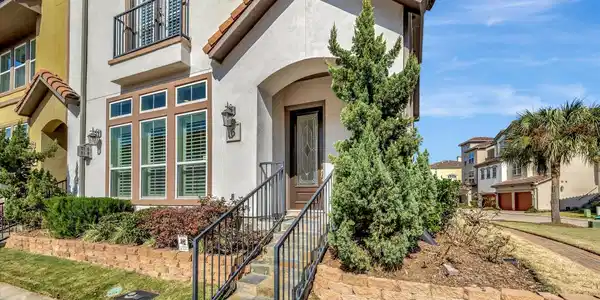6 W OAKS Drive