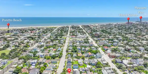 Image 3: Ideally located just blocks from the beach, the Hi
