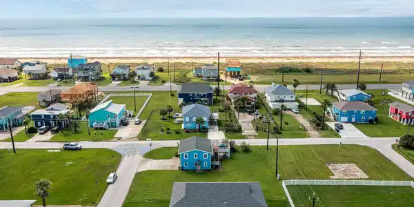 Image 4: Beautiful views of the ocean, so close. Ready for