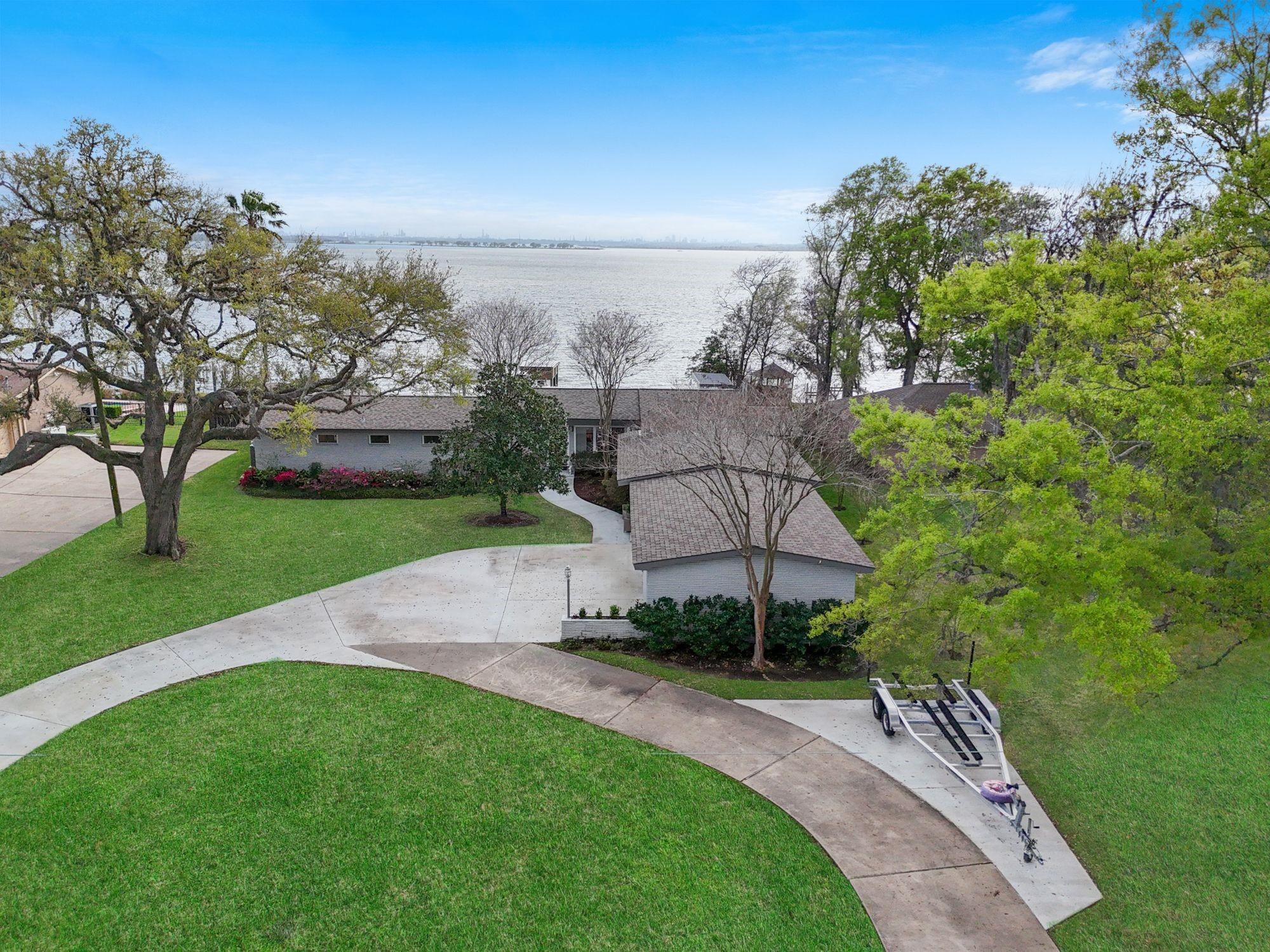 Image 1: MAJESTIC 3/4 ACRE  -Century old oak, extra drivewa